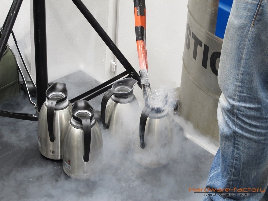 Für die Overclocking-Show wurde massig Flüssigstickstoff in Thermoskannen umgefüllt...