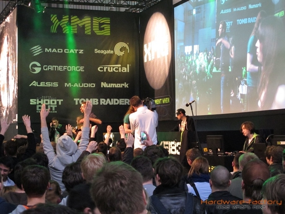 Bereits am Morgen war relativ viel Andrang am XMG-Stand und der Bühnenshow zu verzeichnen - später am Nachmittag kam dann schon fast ein wenig Stadionatmosphäre auf