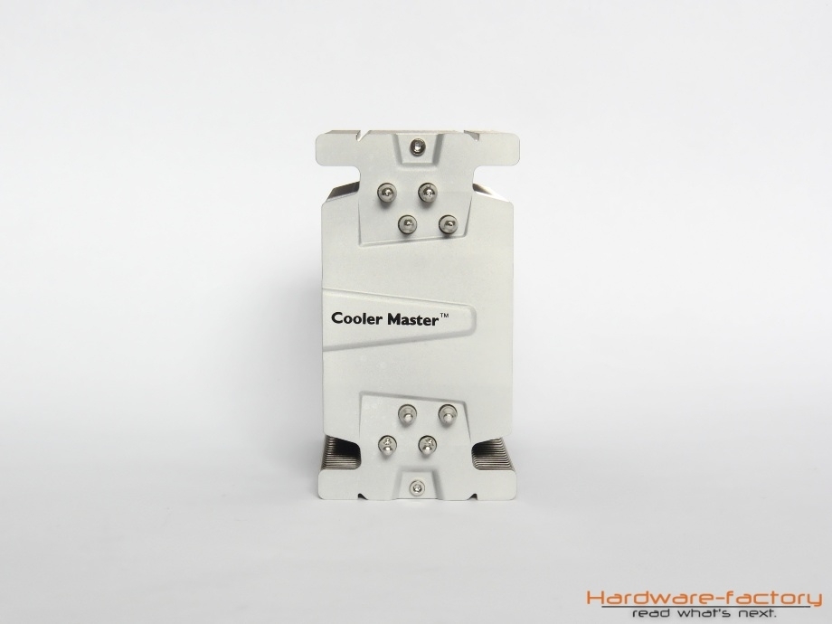 Auf der Oberseite des Hyper 412S hat Cooler Master den Firmennamen platziert.
