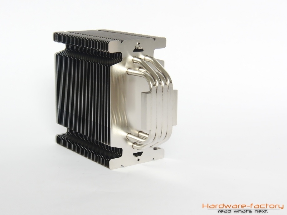 Die verwendeten Heatpipes sind vernickelt und liegen eng beieinander direkt auf der CPU auf.