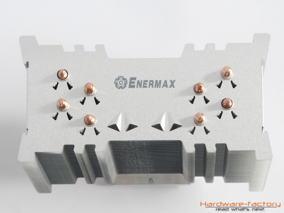 Enermax ETS-T40 Kühlkörper von oben. Zu sehen: Vortex Generatoren und die Öffnungen für den Stack Effect Flow.