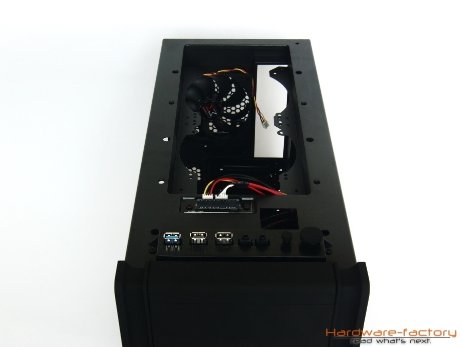 Bei entferntem Deckel zeigt sich das Platzangebot für Lüfter oder Radiator.