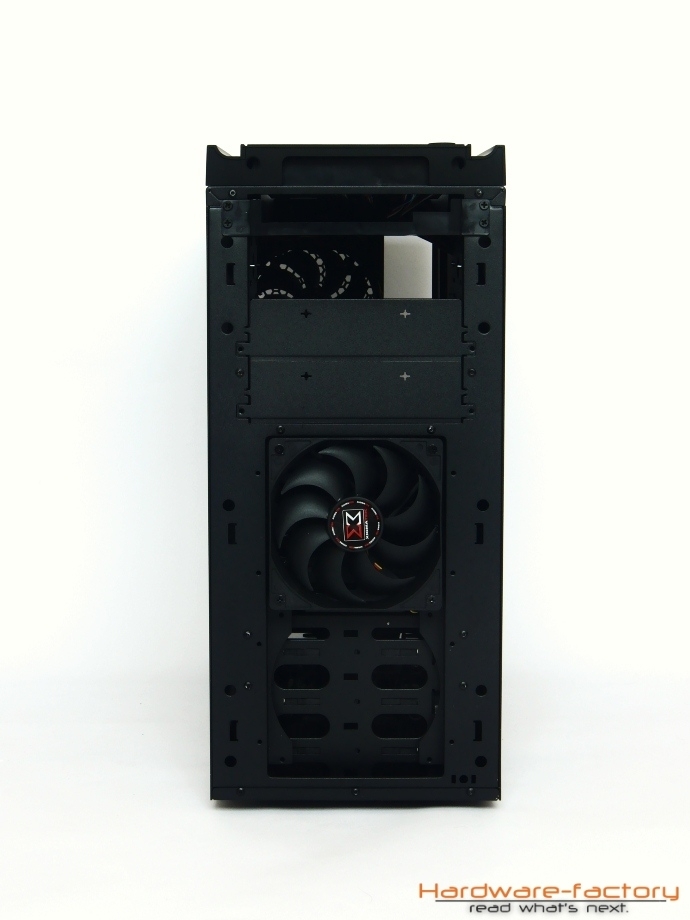 Auch in der Vorderseite lassen sich zwei Lüfter montieren - einen liefert Xigmatek bereits mit.