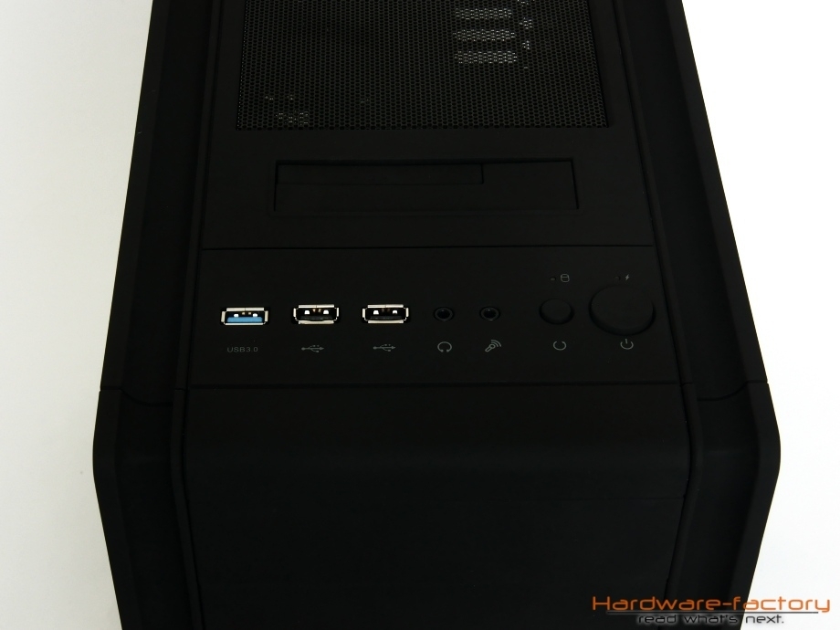 Genauer Blick auf die Anschlüsse. Der Power-Knopf fällt größer aus, als der Reset-Knopf.