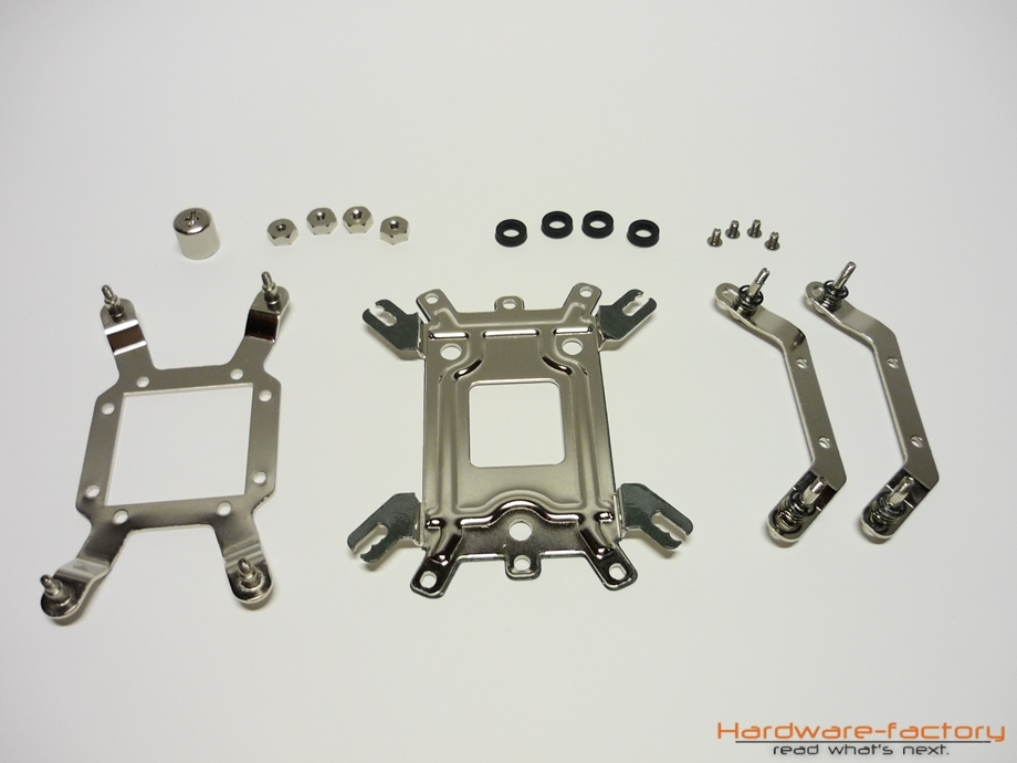 Unter dem Montagematerial sticht vor allem die universell verwendbare Backplate positiv hervor