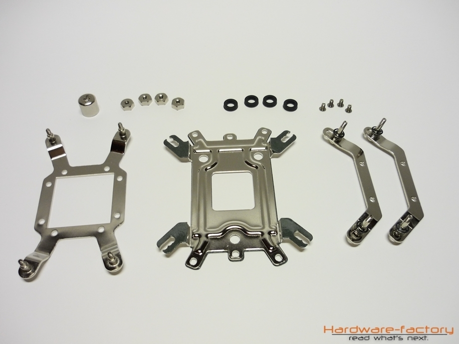 Unter dem Montagematerial sticht vor allem die universell verwendbare Backplate positiv hervor