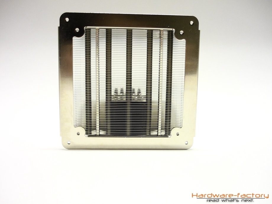 Hier lassen sich die Heatpipes und vier weitere Löcher zur Montage eines 140mm Lüfters erkennen