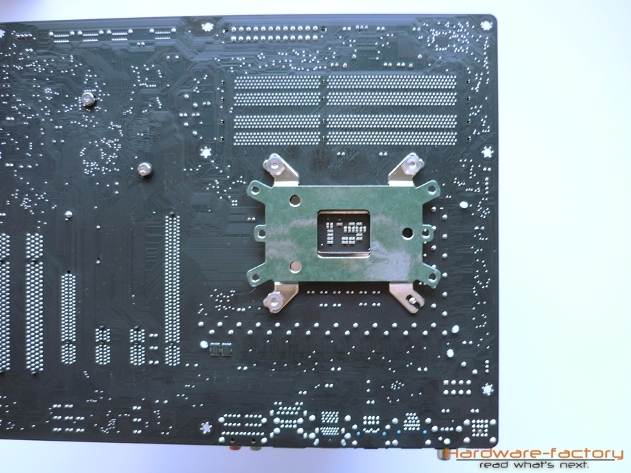 Der Kühler muss von auf der Rückseite des Mainboards mit Muttern an der Backplate festgezogen werden
