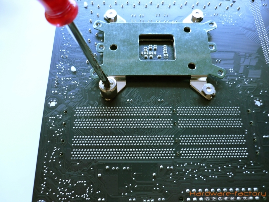 Cooler Master liefert ein Montagewerkzeug mit, wodurch sich die Muttern einfach mittels eines Schraubendrehers festziehen lassen
