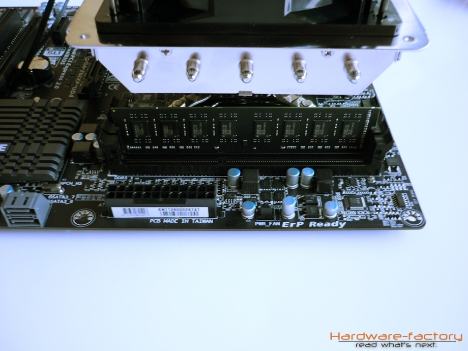 Der Platz unter dem Kühler reicht für normale RAM-Module oder solche mit kleinen Heatspreadern - kann alternativ aber auch anders ausgerichtet montiert werden