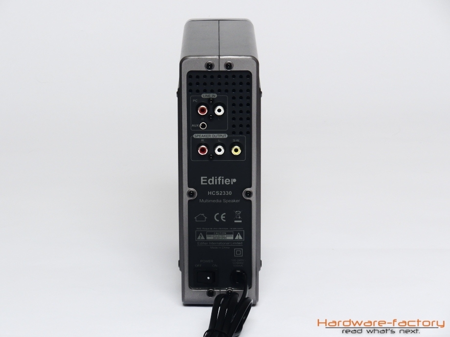 Farblich gekenntzeichnete Anschlüsse an der Rückseite erleichtern die Verkabelung