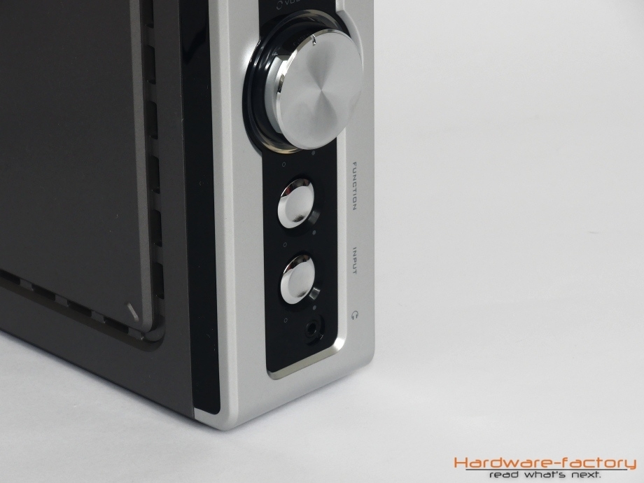 Quellen- und Equalizereinstellungen sind über zwei Taster erreichbar