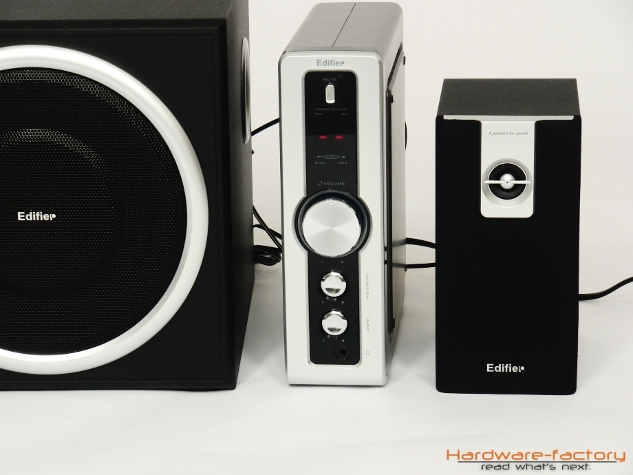 Im Bereitschaftszustand ist die Helligkeit der Anzeige gedimmt und zeigt 