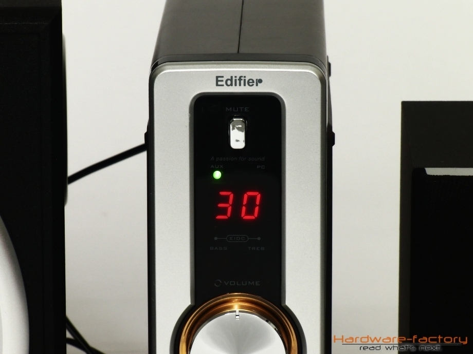 Ist das Gerät vorher über den rückseitigen Netzscahlter ausgeschaltet gewesen, so werden die Standardeinstellungen geladen