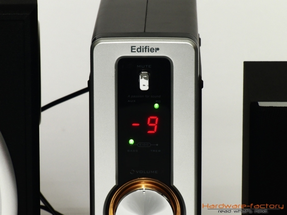 Die Basseinstellung erlaubt eine Einstellung im Bereich von +9 bis -9