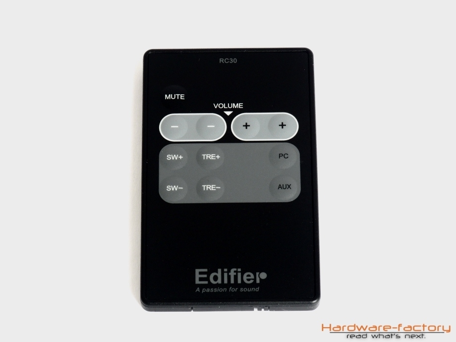 Die mitgelieferte Fernbedienung ist nicht größer als eine Kreditkarte