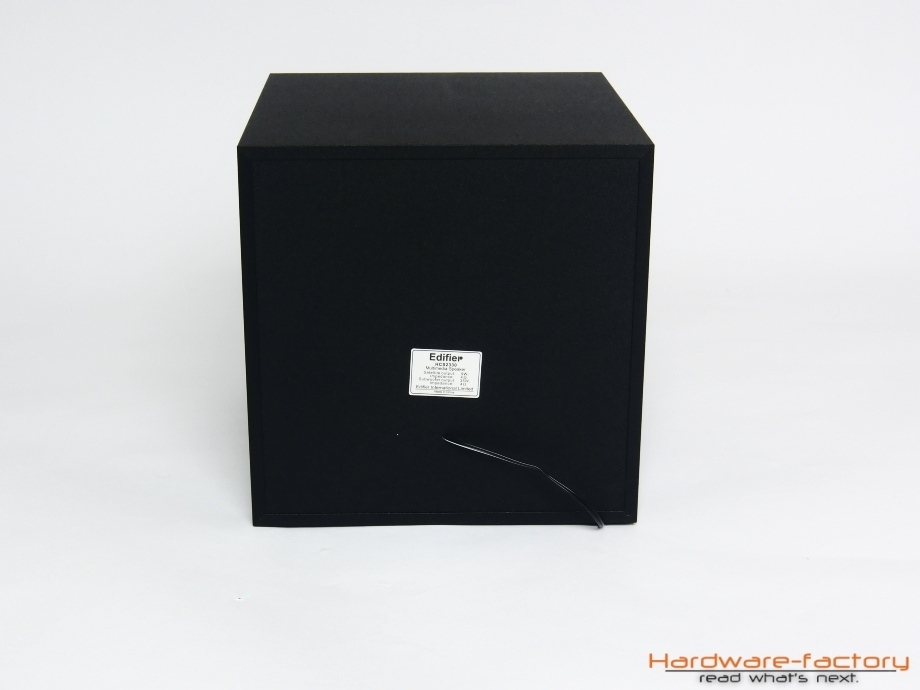 Das Anschlusskabel für den Subwoofer ist leider fest angebracht, mit einer Länge von über 2 Metern aber ausreichend lang dimensioniert.