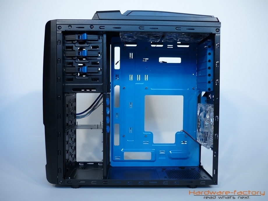 180° gedrehter Mainboard-Einbau und reichlich Öffnungen zur Realisierung eines ordentlichen Kabelmanagements