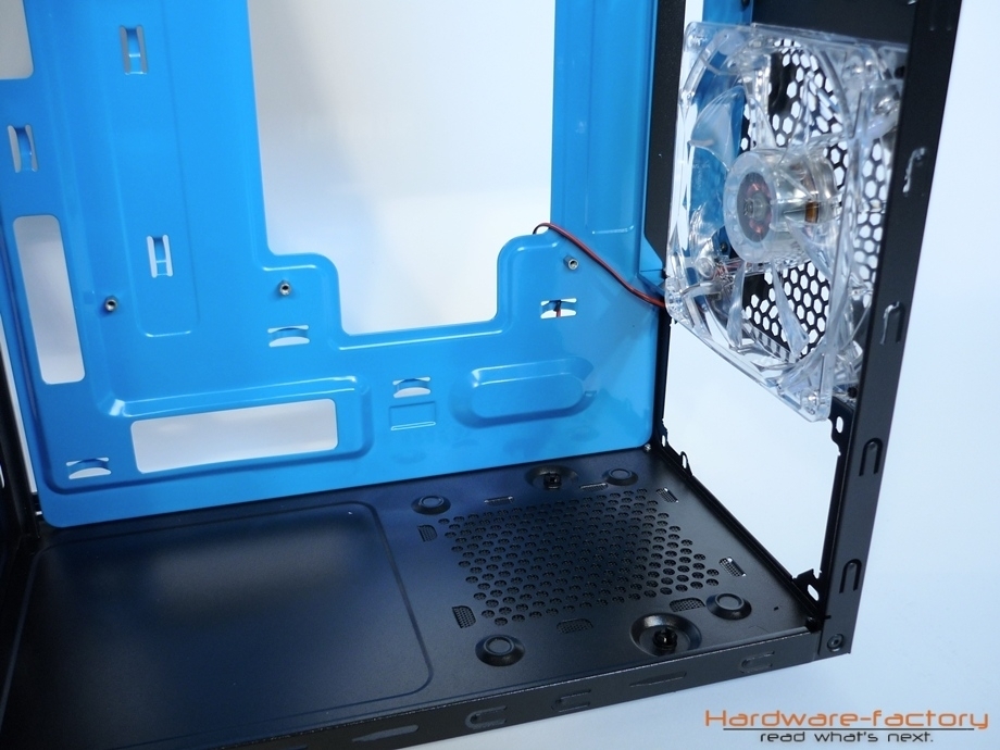 Ein blau beleuchteter 120mm Lüfter an der Rückseite und...