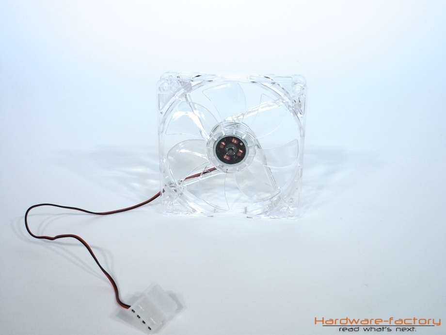 Die transparenten 120mm Lüfter bieten lediglich einen 4-Pin-Molex-Anschluss...