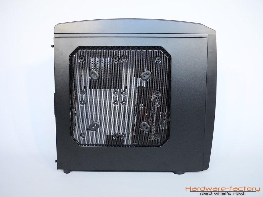 Die Seitenansicht bietet noch mehr Mesh - und die Möglichkeit, Lüfter verschiedenster Baugrößen anzubringen.