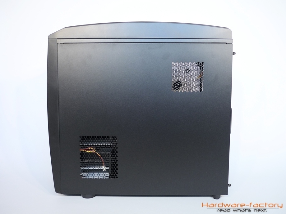 An der gegenüberliegenden Seite befinden sich zusätzliche Belüftungslöcher für die Festplatten sowie die Rückseite des CPU-Sockels