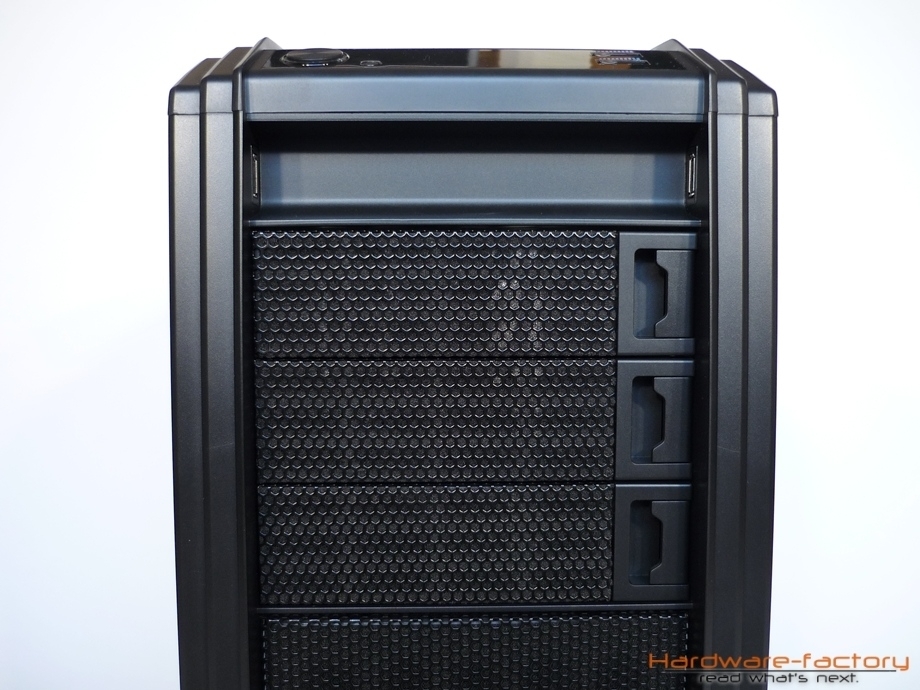 Die Fronblenden lassen sich einzeln von außen entfernen. Sehr gut: Die eingelassenen USB-Anschlüsse.