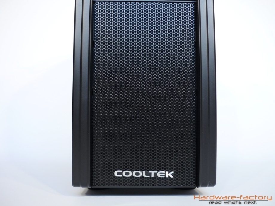 Selbstbewusst haftet das großen Cooltek Emblem an der Front