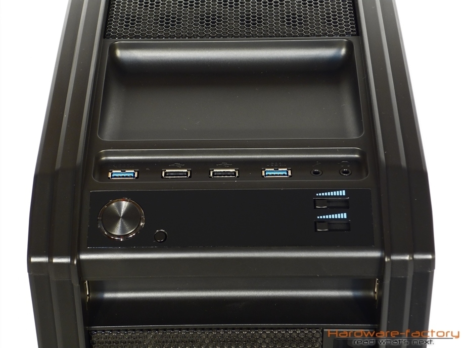 Neben den Bedienelementen und Anschlüssen bietet der Deckel eine praktische, eingelassene Ablagefläche.