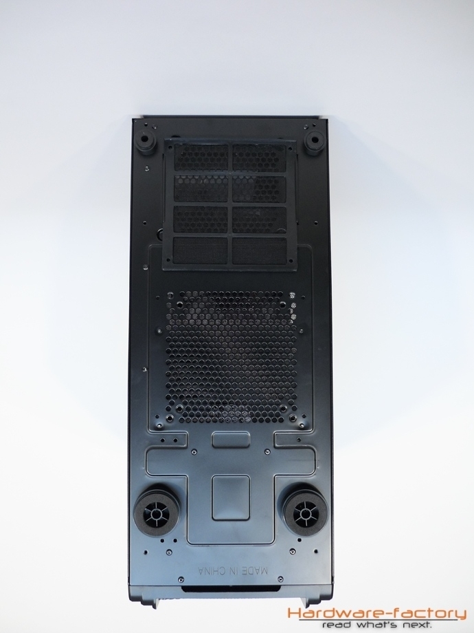 An der Unterseite glänzt das Cooltek Skiron mit weiteren Belüftungsöffnungen.