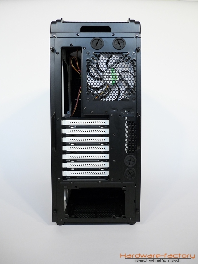 Die Rückseite bietet den üblichen Aufbau aktueller ATX-Gehäuse