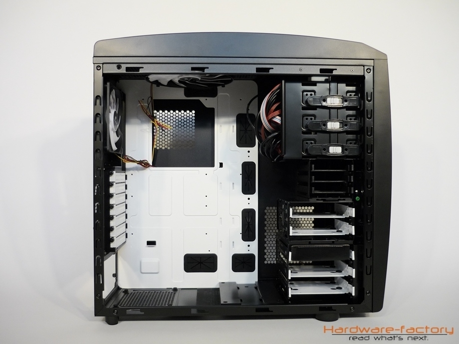 Das schwarz7-weisse Farbkonzept wird konsequent durchgehalten.