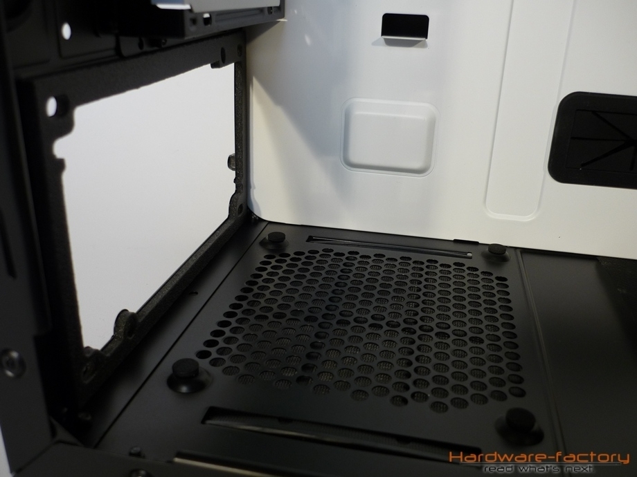 Eine Entkopplung für das Netzteil ist sowohl an der Rückseite, als auch an der Auflagefläche vorgesehen.