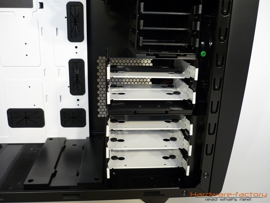 Festplatten werden auf Schienen in den Käfigen montiert