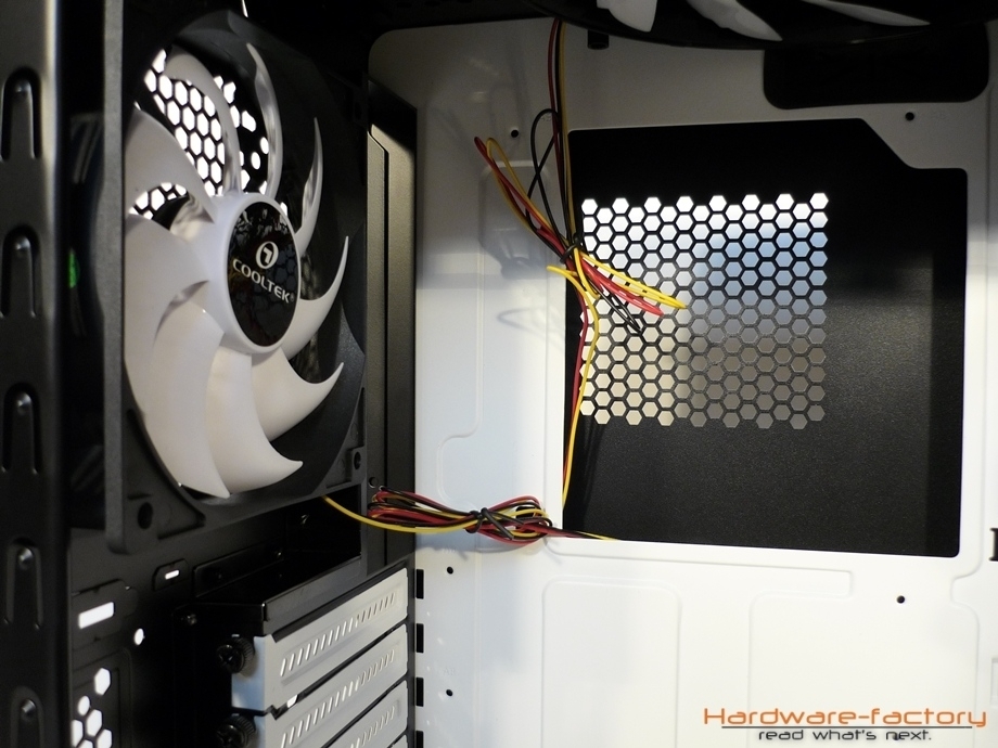 Neben den beiden 120 mm Frontlüftern bietet das Skiron ab Werk einen 120 mm Hecklüfter....