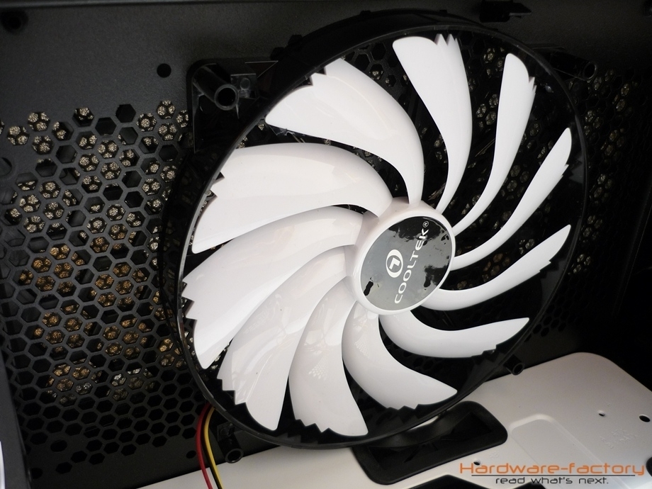 ... sowie ein großes 170 mm Modell im Deckel.