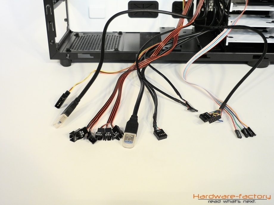 Lange Anschlußkabel: Beim ordentlichen Verlegen ist hier kein Ärger zu erwarten.