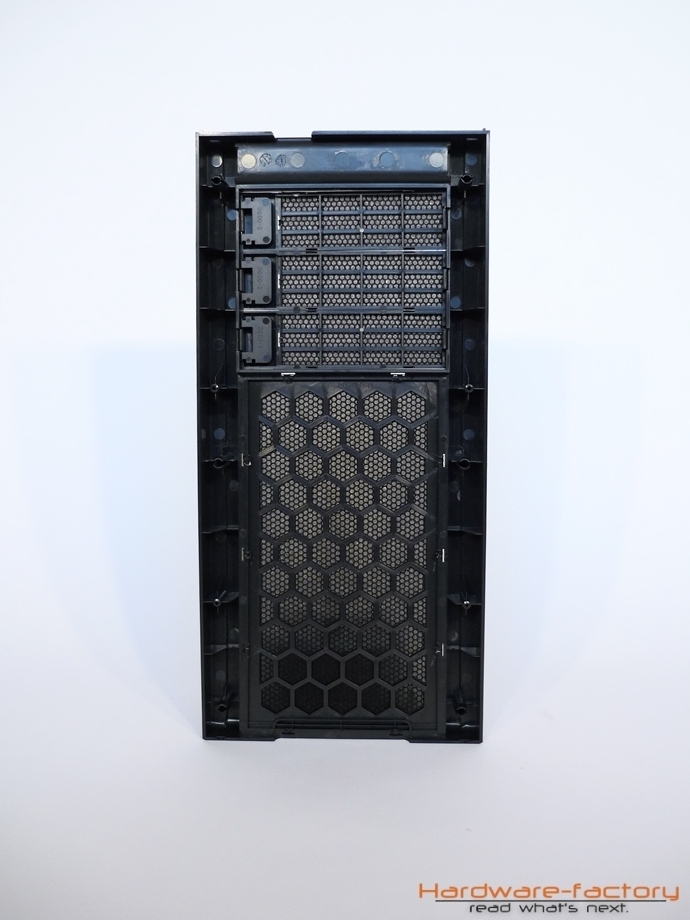 Die Front ist mit einem durchgängigen Staubfilter versehen,...