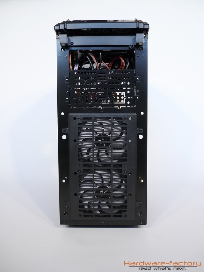 Die Frontlüfter sind in einem herausnehmbaren Rahmen montiert, der über weiteres Matzerial zur Staubfilterung verfügt.