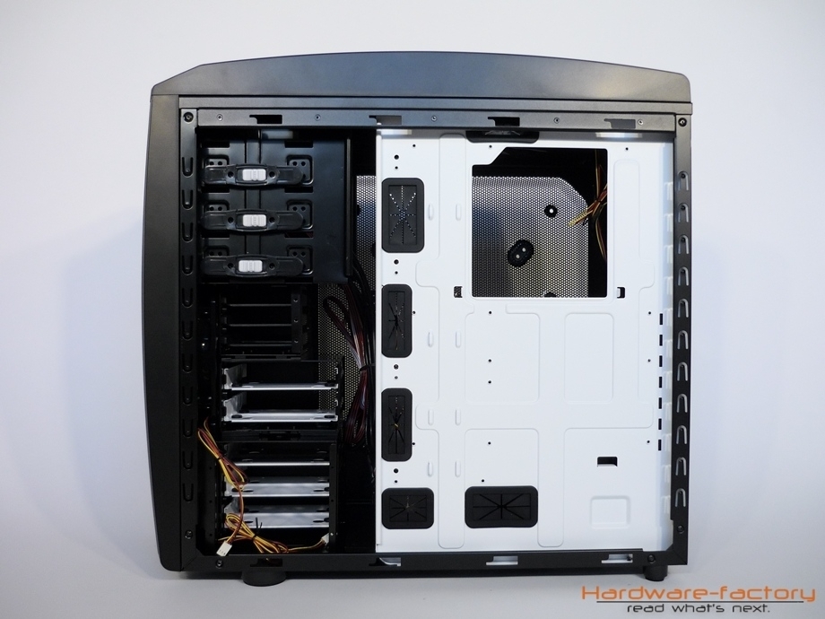 Gut gelöst: Die relativ große Öffnung im Mainboard-Tray zur Erleichterung des Wechsels von Prozessorkühlern