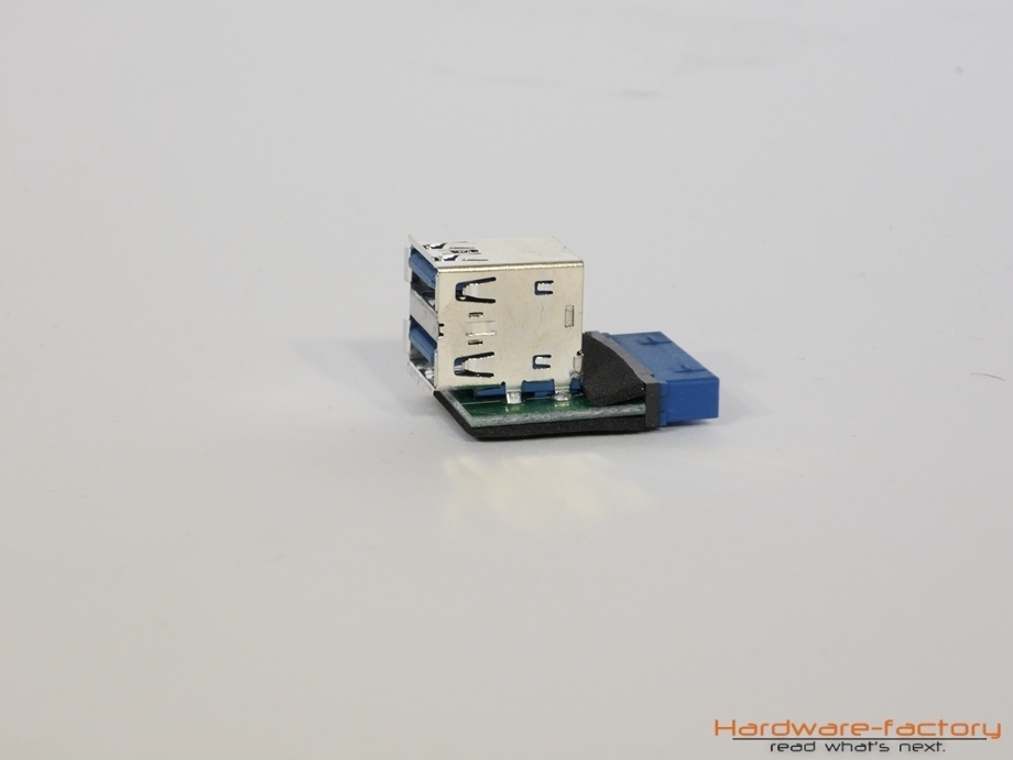 Über diesen Adapter können die Front-USB-3.0 Stecker direkt auf das Mainboard gesteckt werden.