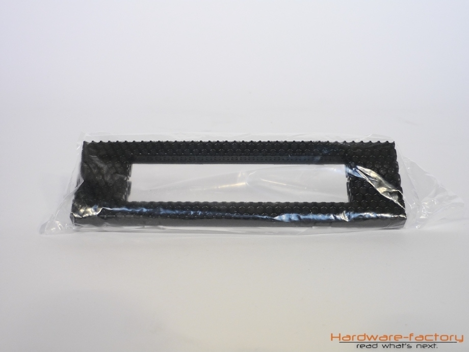 ... sowie eine dazu passende Frontblende.