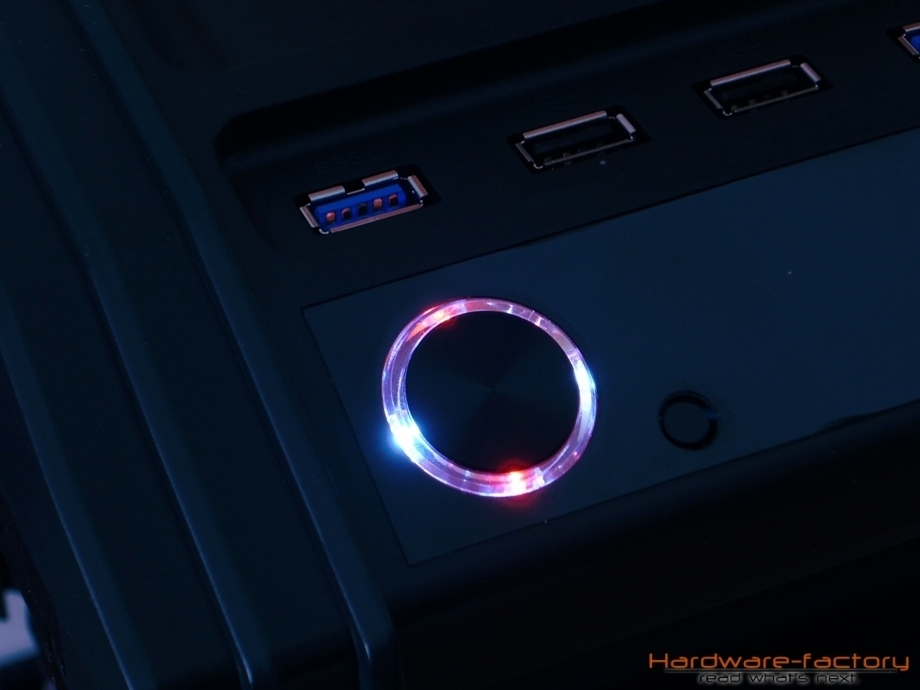 Der Ein-/Ausschalter ist mit einem transparenten Ring umrandet, hinter dem sich LEDs als Anzeigen für den laufenden Betrieb und die Festplatte befinden - sichtbar, aber keinesfalls störend oder zu hell.