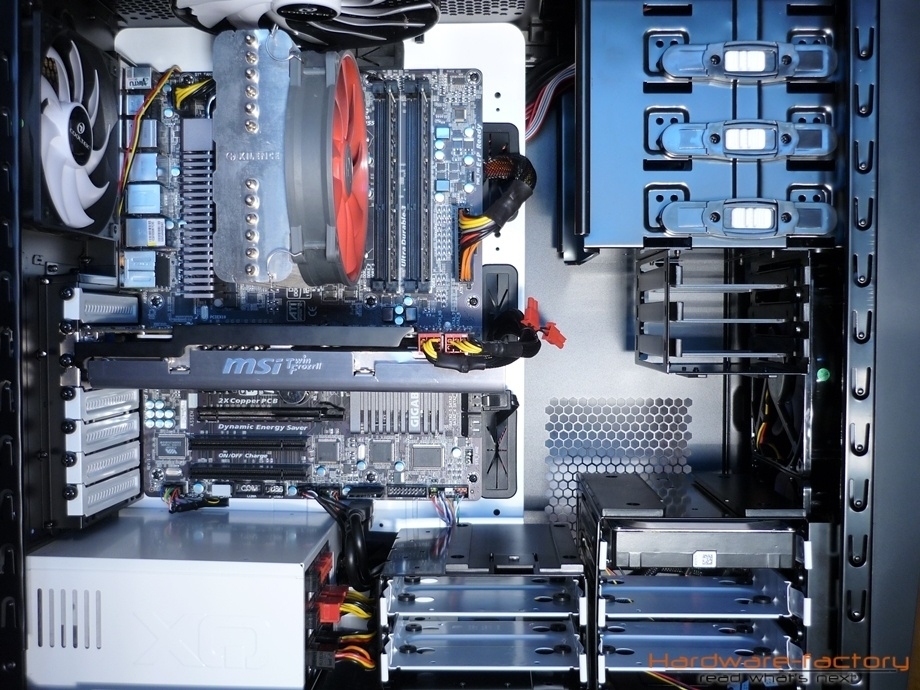 Es ist angerichtet: Das zusammengebate Testsystem mit ordentlich verlegten Kabeln