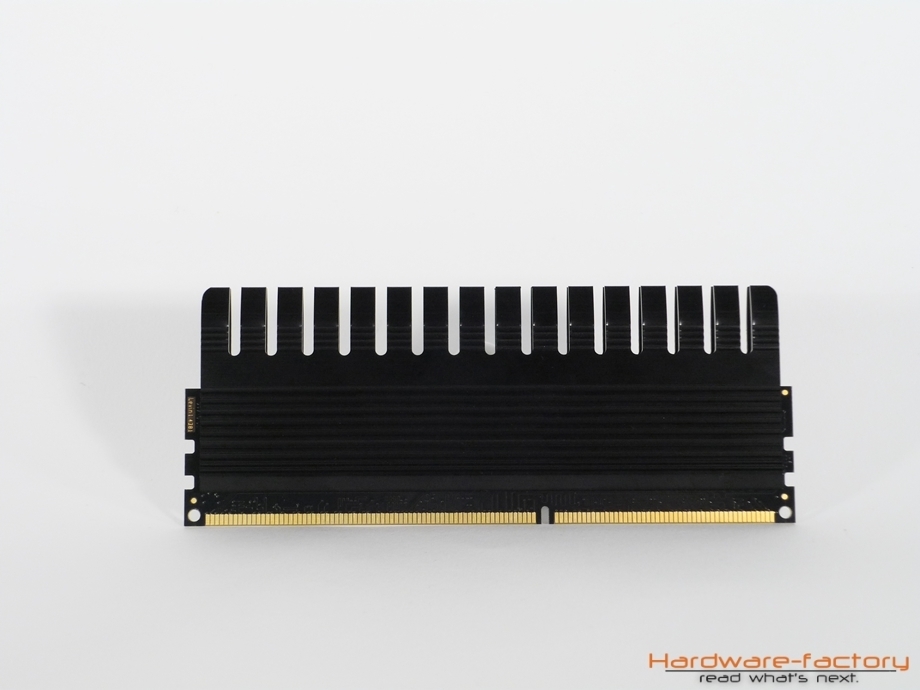 ... schwarze Rückseite und ein schwarzes PCB.