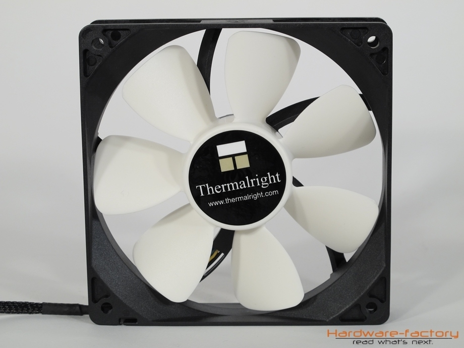 Thermalright liefert einen PWM-Lüfter in schwarzer Farbgebung...