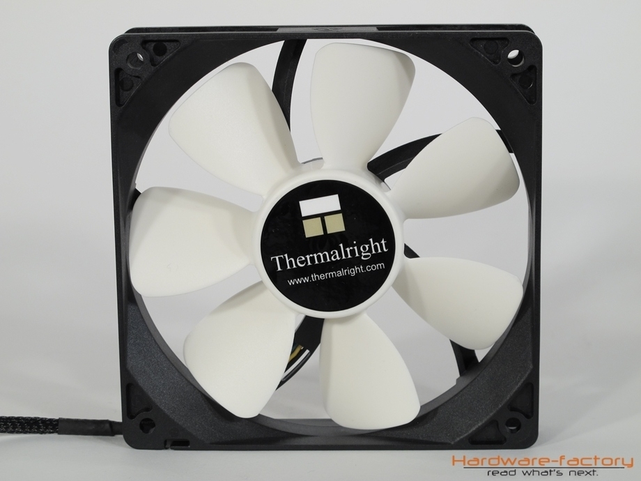 Thermalright liefert einen PWM-Lüfter in schwarzer Farbgebung...