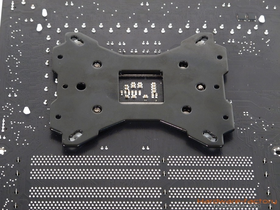 Darauf wird die Universal-Backplate gelegt und...