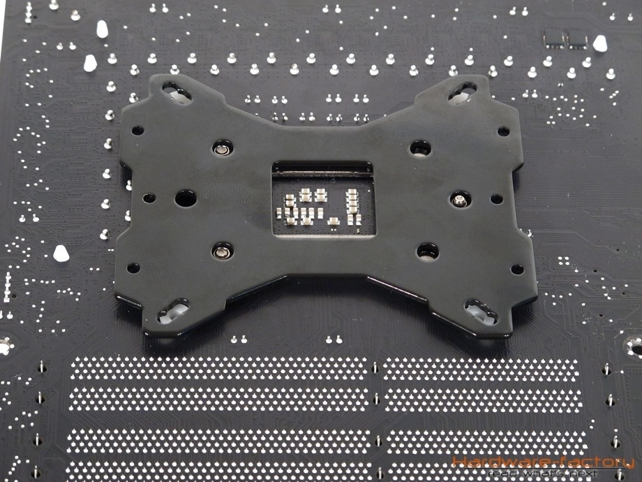 Darauf wird die Universal-Backplate gelegt und...