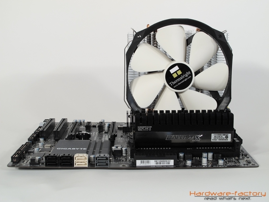 Beim HR-02 würde auch Speicher mit hohen Heatspreadern passen - so man denn damit leben kann, das ein gewisser Druck auf den Lüfter/Kühler ausgeübt wird (auch hier gilt der Verweis auf das verwendete Mainboard, bei dem die Speicherslots näher als üblich am Sockel liegen)